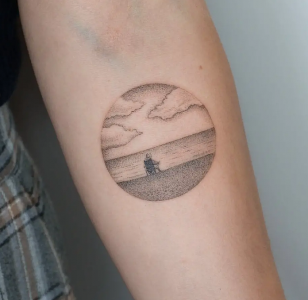 Tato Matahari Terbenam dengan Sentuhan Dotwork